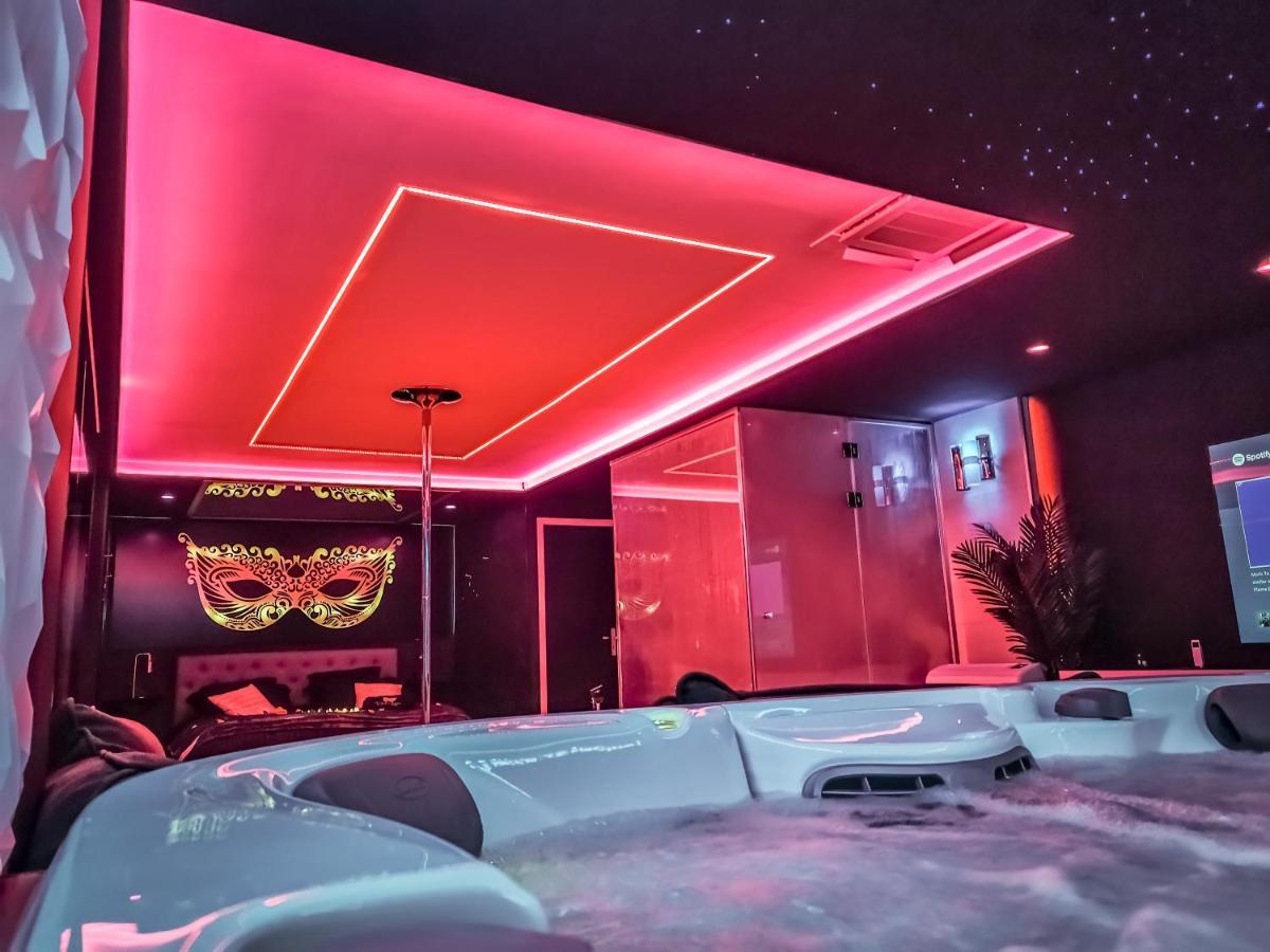 ריווזאלט Les Secrets Rooms, Love Room De Luxe Avec Jacuzzi מראה חיצוני תמונה