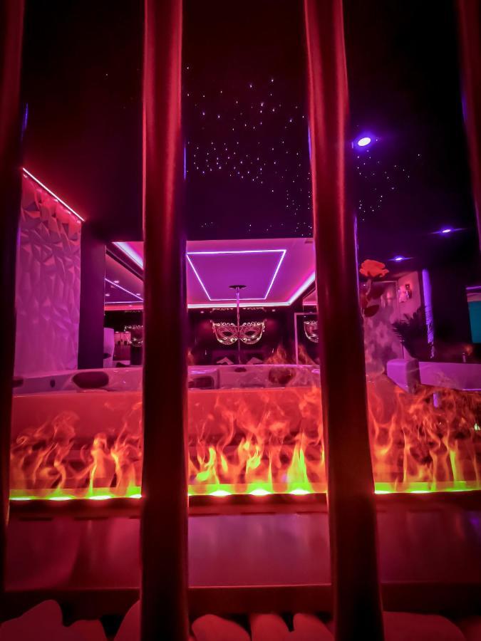 ריווזאלט Les Secrets Rooms, Love Room De Luxe Avec Jacuzzi מראה חיצוני תמונה