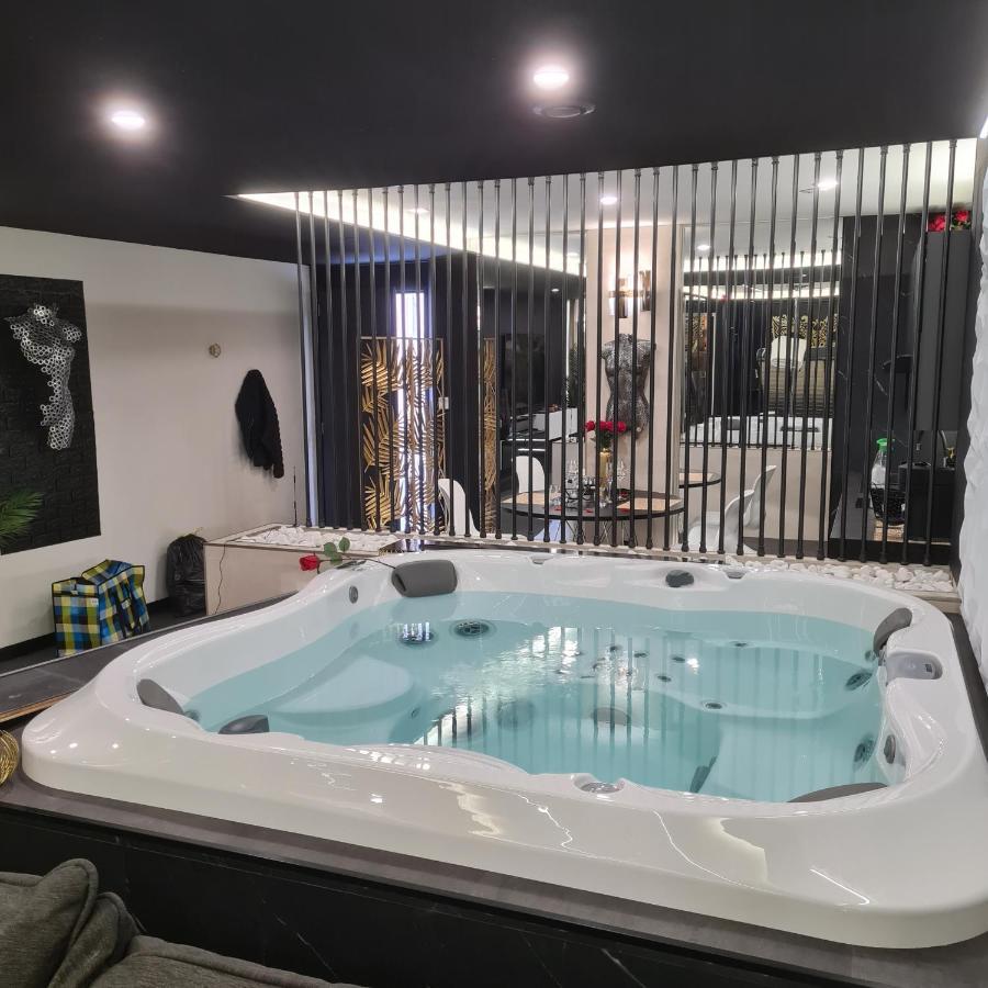 ריווזאלט Les Secrets Rooms, Love Room De Luxe Avec Jacuzzi מראה חיצוני תמונה
